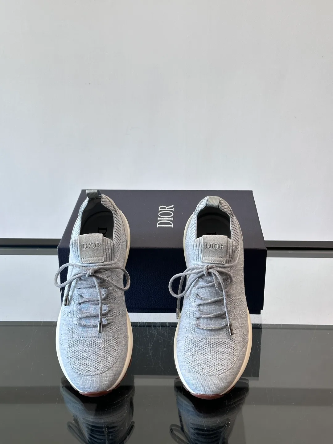 Men's Men's Shoes 💰p440 "Dior" B80 sneakers are a new product of Dior men's series, focusing on comfort and fashion. The upper is made of breathable mesh + fabric splicing, which is lightweight and fits the shape of the foot, making it super comfortable for daily wear. The sole is made of rubber, which has great grip and wear resistance, and is suitable for commuting or light sports. The overall style is simple, the gray tone is versatile, and the shoelaces are adjustable for a more stable fit. Designed by Kim Jones, it is both practical and trendy. It is one of the new hot items in early spring①. size: 39-45 (38.46 customized)
